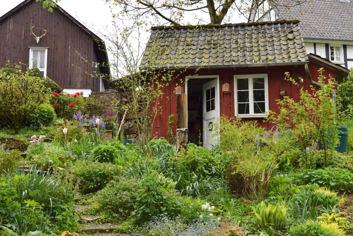 Rotes Gartenhaus